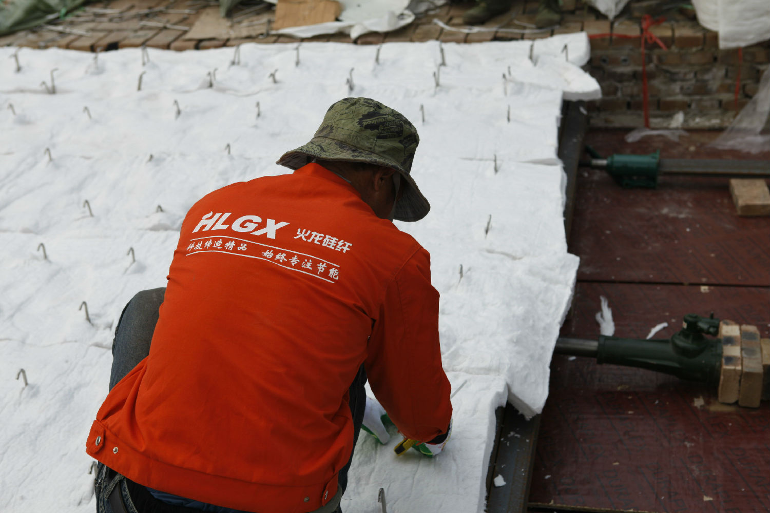 平吊頂施工千斤頂擠壓增強牢固度-火龍耐材提供 平吊頂施工千斤頂擠壓增強牢固度-火龍耐材提供